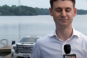 Élő adásban, a riporter háta mögött történt hatalmas baki