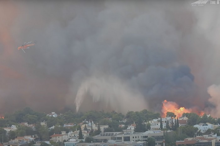 Drámai felvételeken, ahogy helikopterekkel oltják a Görögországban tomboló tüzet
