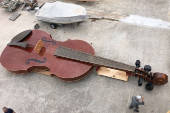 Hatalmas hegedű úszott Velencében