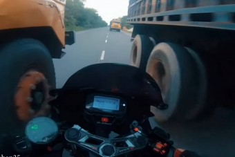 Színtiszta őrület, amit ezek a motorosok közúton művelnek