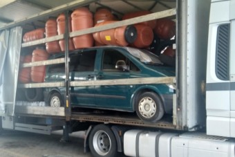 Kamion hasába rejtették a kisbuszt, fennakadt a magyar határon