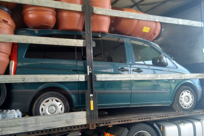 Kamion hasába rejtették a kisbuszt, fennakadt a magyar határon 1