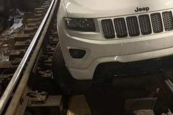 1965-ben sem volt jó ötlet villamosalagútba hajtani autóval, és most sem