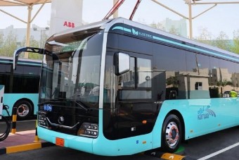 Elektromos buszokra vált az olajhercegség