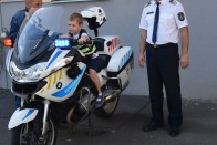 Rendőrautóba ülhetett, teljesült egy kisfiú álma 8