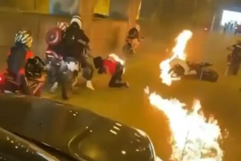 Lángolva rohant ki az alagútból a motoros