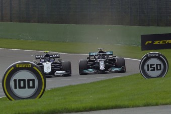 F1: Majdnem kiütötték Hamiltont az első edzésen