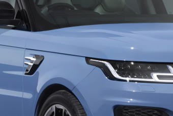 Üveggel fényezték le ezt a luxusautót