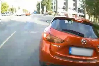 Át akart vágni a metrópótló előtt, rögtön jött a csattanás