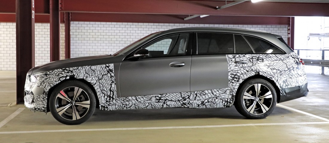 Sárba kívánkozik a Mercedes közepes kombija