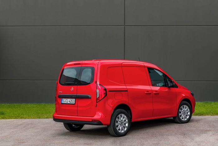 Aludni is lehet az új Merci furgonban 2