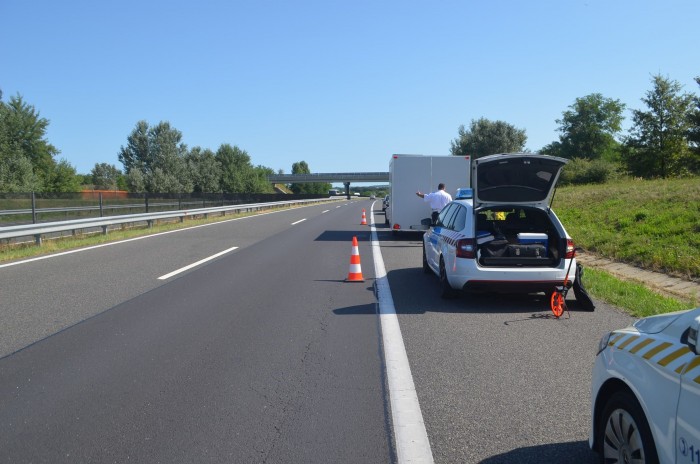 Kamionos hajtott át egy férfi lábán az M7-esen 1