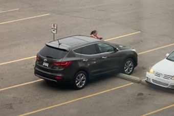 Kínos helyzetet vettek videóra egy parkolóban, amit lehetett még fokozni