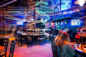 Hullámvasútra cserélték a pincéreket a szomszédos étteremben