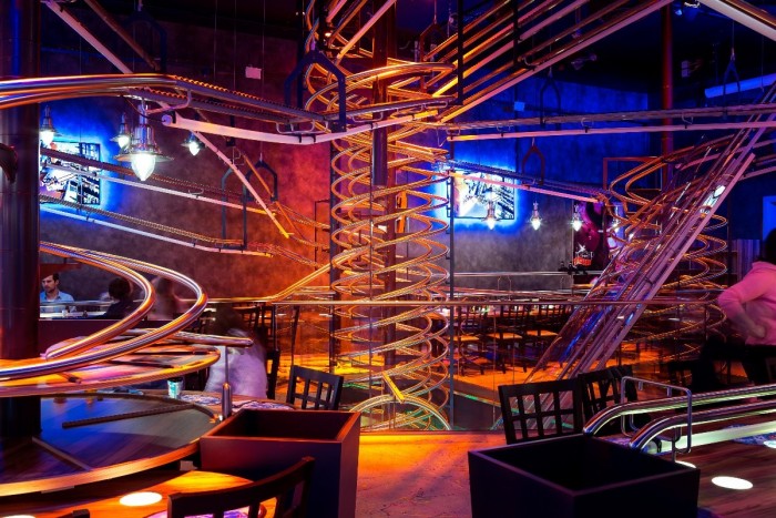 Hullámvasútra cserélték a pincéreket a szomszédos étteremben 1