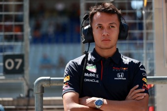 F1: Albon visszatérésén dolgozik a Red Bull
