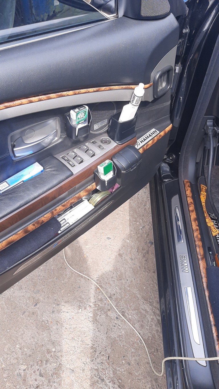 Filléres kínai kütyükkel szórták tele az egykor elegáns BMW belterét 2