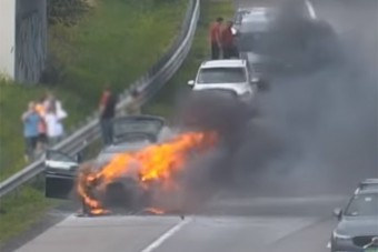 Így égett porrá egy család autója az M0-son