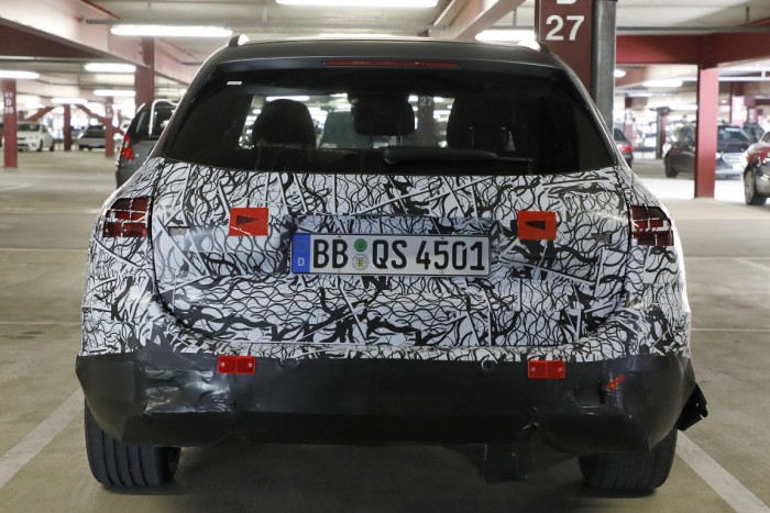 Sárba kívánkozik a Mercedes közepes kombija 5