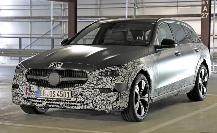 Sárba kívánkozik a Mercedes közepes kombija 4