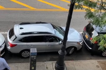 Lehetetlen szűk helyről állt ki a magabiztos autós