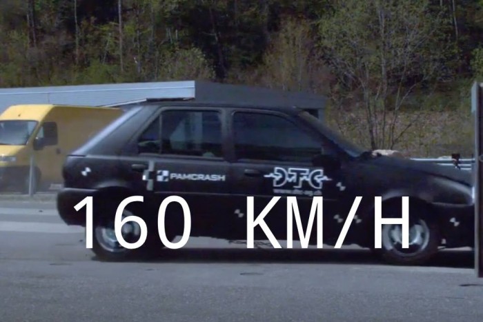 Ennyi marad egy átlagos huszonéves kisautóból, ha padlógázon falnak megy