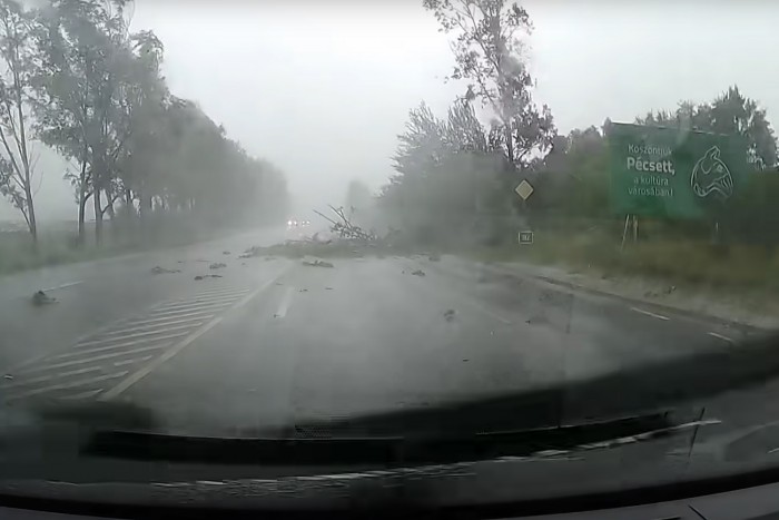 Ezeket a veszélyeket rejti a szeles és viharos idő