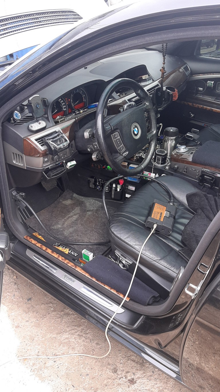 Filléres kínai kütyükkel szórták tele az egykor elegáns BMW belterét 4