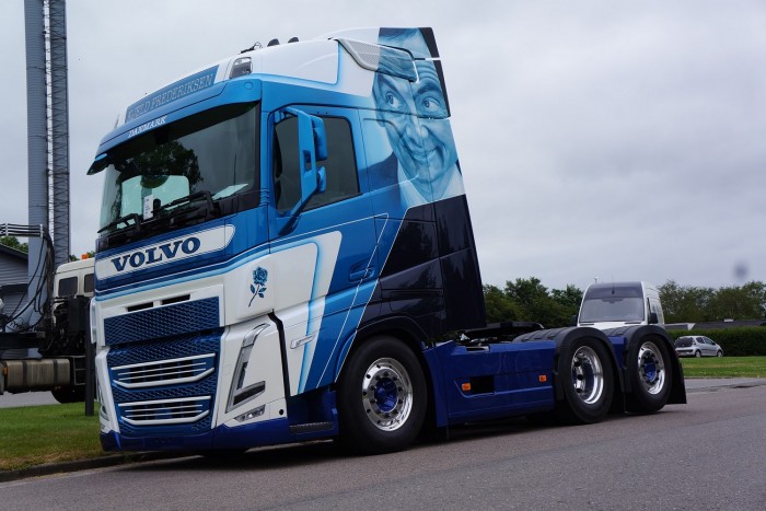 Egy nyerges vontatón örökítették meg a népszerű komikust