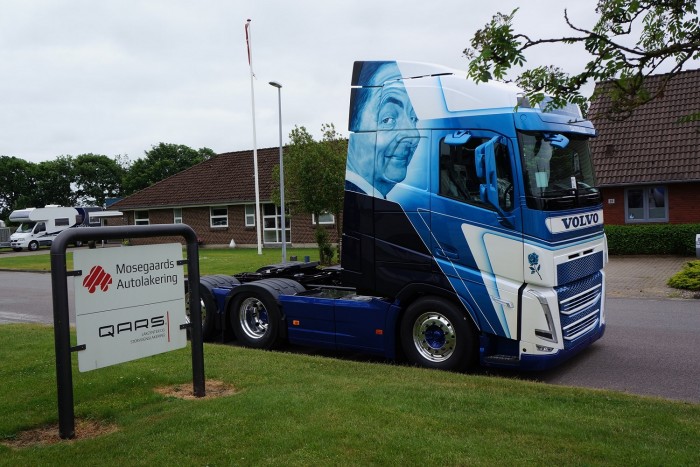 Egy nyerges vontatón örökítették meg a népszerű komikust 1 | Vezess Egy nyerges vontatón örökítették meg a népszerű komikust 1