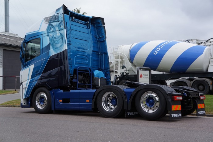 Egy nyerges vontatón örökítették meg a népszerű komikust 2 | Vezess Egy nyerges vontatón örökítették meg a népszerű komikust 2