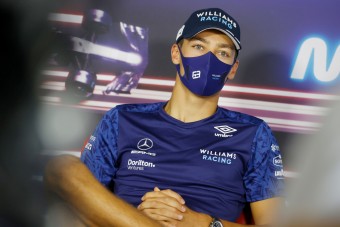 F1: Russellt máris beültetik a Mercedesbe 