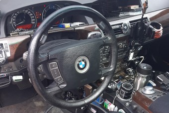 Filléres kínai kütyükkel szórták tele az egykor elegáns BMW belterét