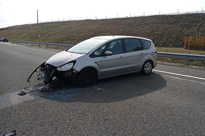 Menet közben rántotta be a kéziféket az M6-oson