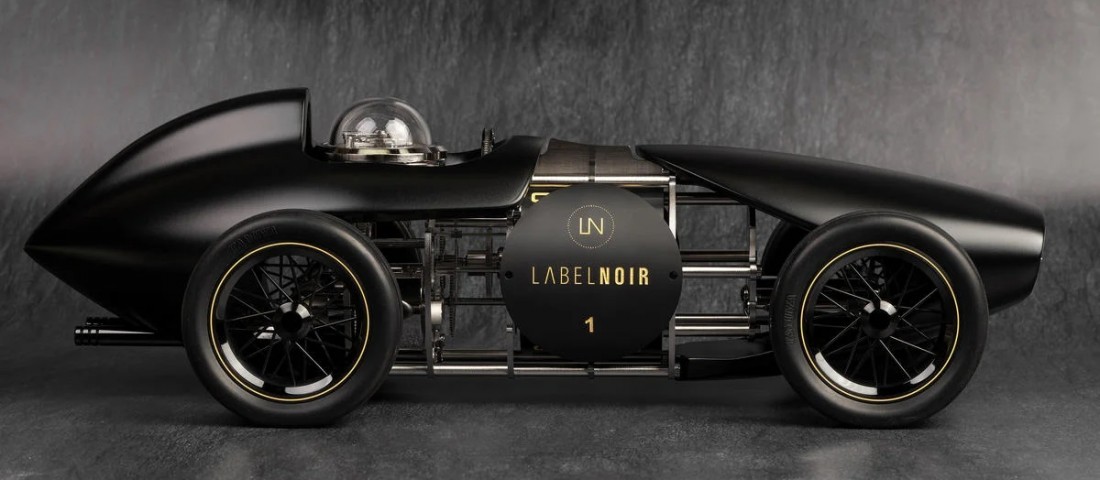 Ez a régi versenyautó nem az, aminek látszik