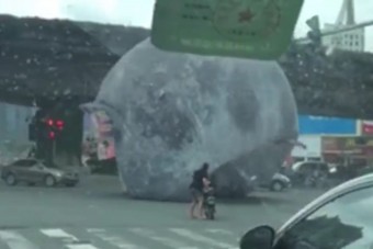 Elszabadult egy óriási felfújható hold Kínában