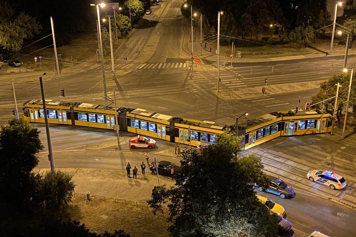Durván lelökték a sínről a 6-os villamost Budán