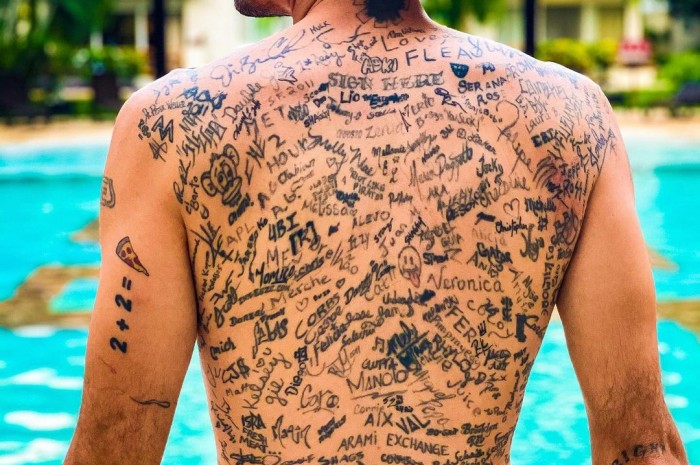 Aláírásokkal tetoválta tele magát a férfi