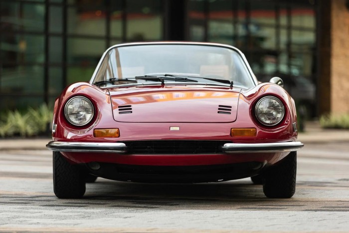 Esős napon öröm a szemnek egy ilyen Dino 10