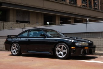 Térdünk is remeg ettől a régi Nissantól