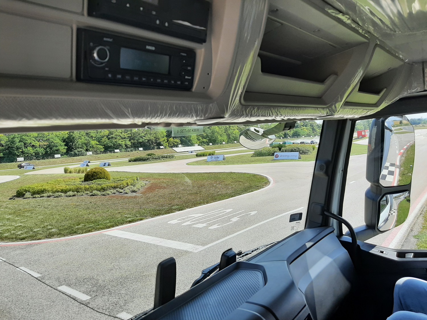 Felnőttek játékszere lett az Iveco dömperjéből 2