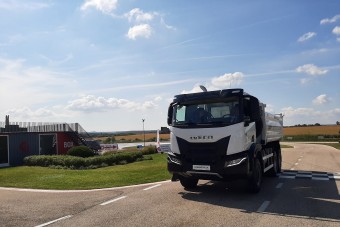 Felnőttek játékszere lett az Iveco dömperjéből