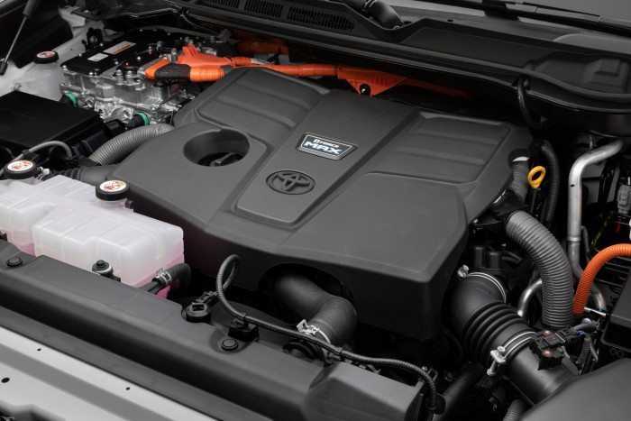 Hibrid pickupot mutatott be a Toyota 6