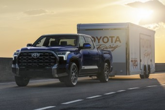 Így vontat, így vonul terepen a legújabb Toyota