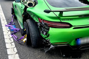 Igen ritka Mercedest törtek össze az M7-esen