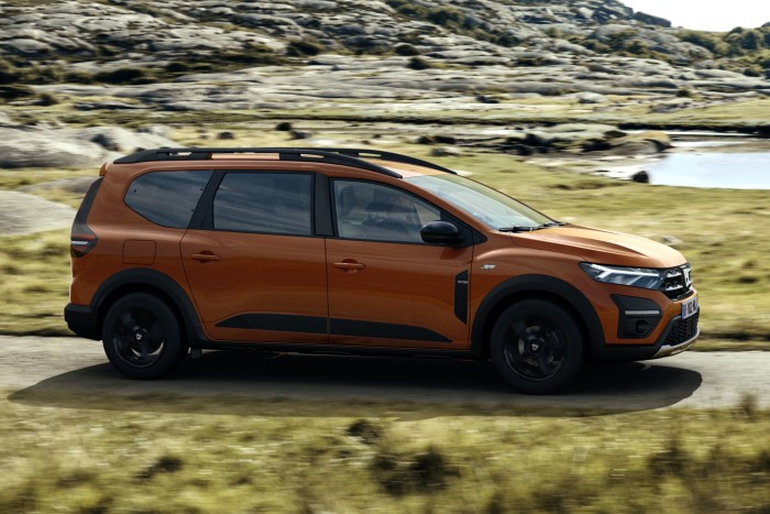 Hétüléses szabadidőjárművet mutatott be a Dacia 6