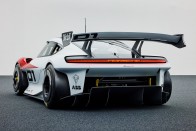 Ezer lóerős elektromos versenyautót mutatott be a Porsche 63