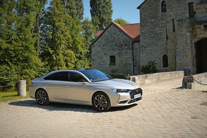 Elnöki limuzin, vagy csak csillogó Peugeot? – Vezettük a DS 9-et 1 Elnöki limuzin, vagy csak csillogó Peugeot? – Vezettük a DS 9-et 1