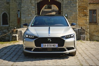 Elnöki limuzin, vagy csak csillogó Peugeot? – Vezettük a DS 9-et