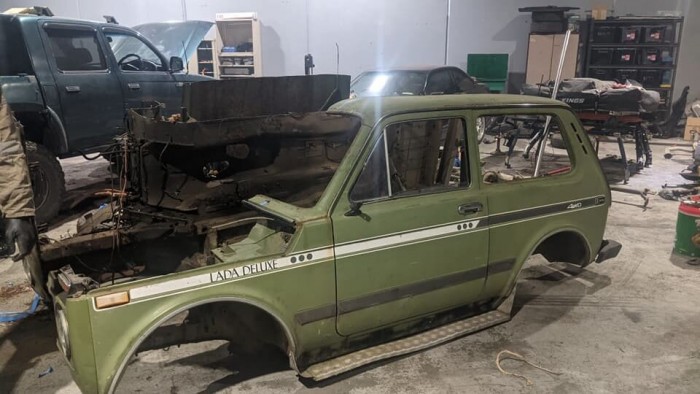 Ausztráliában lett fali dísz a félbevágott Lada Nivából 1